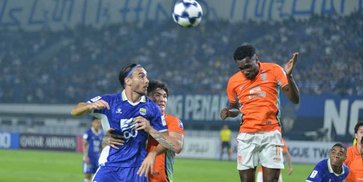 Momen-momen Menarik Persib Bandung vs Ratchaburi: Adam Alis Kena Tendang di Kepala, Wasit Beri Barros Kartu Merah