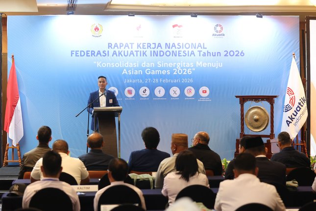 Ketua Umum Akuatik Indonesia, Anindya Bakrie, berpidato di acara Rapat Kerja Nasional Akuatik Indonesia, Sabtu (28/2/2026). (c) Bola.com/M. Iqbal Ichsan