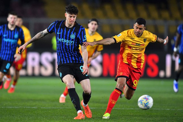 Alessandro Bastoni berebut bola dengan Walid Cheddira di laga Lecce vs Inter Milan, Minggu (22/02/2026). (c) Giovanni Evangelista/LaPresse via AP