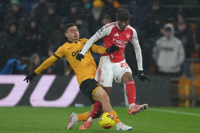 Andre dan Noni Madueke berebut bola dalam laga Premier League antara Wolverhampton vs Arsenal di Molineux Stadium, 19 Februari 2026 (c) AP Photo/Dave Shopland