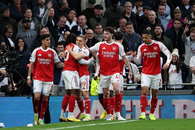 Selebrasi pemain Arsenal merayakan gol Eberechi Eze ke gawang Tottenham, 22 Februari 2026 pada laga Derbi London Utara. (c) AP Photo/Ian Walton