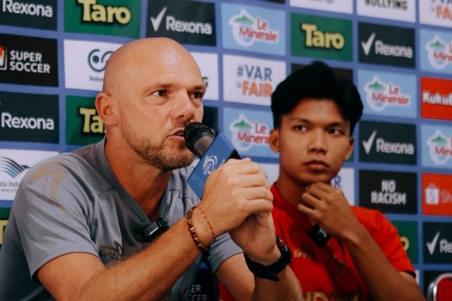 Bali United, Johnny Jansen saat konferensi pers jelang laga melawan PSIM Yogyakarta pada lanjutan BRI Super League 2025-2026. (c) dok.Ileague.id