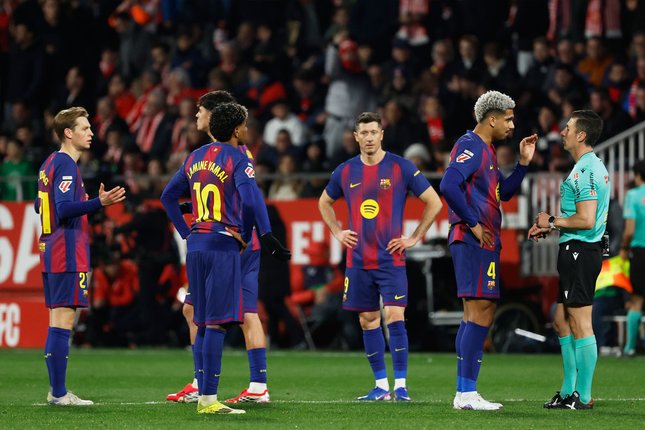 Para pemain Barcelona bereaksi pada laga La Liga/Liga Spanyol antara Girona vs Barcelona di Girona, Spanyol, Senin, 16 Februari 2026 (c) AP Photo/Joan Monfort