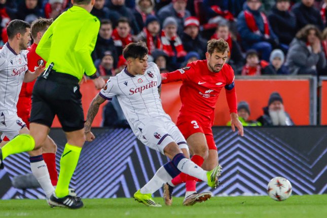 Pemain Bologna Santiago Castro ditempel pemain Brann Fredrik Pallesen Knudsen (kanan) pada laga Liga Europa antara Brann vs Bologna di Bergen, Norwegia, Kamis, 19 Februari 2026 (c) Paul S. Amundsen/NTB via AP