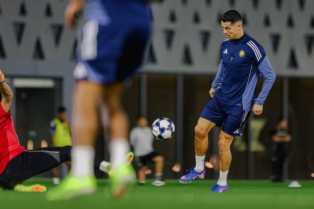 Ronaldo Tegaskan Messi tak Lebih Baik dari Dirinya