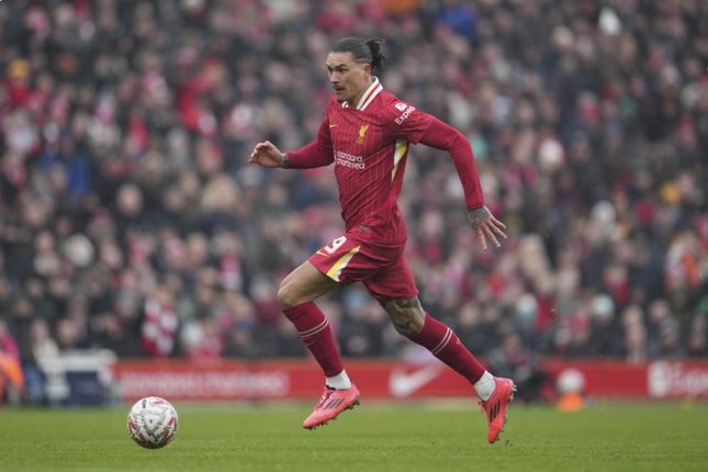 Darwin Nunez Tetap Dipertahankan Darwin Nunez saat membela Liverpool dalam pertandingan Piala FA melawan Accrington Stanley di Stadion Anfield, Sabtu (11/1/2025). (c) AP Photo/Jon Super
