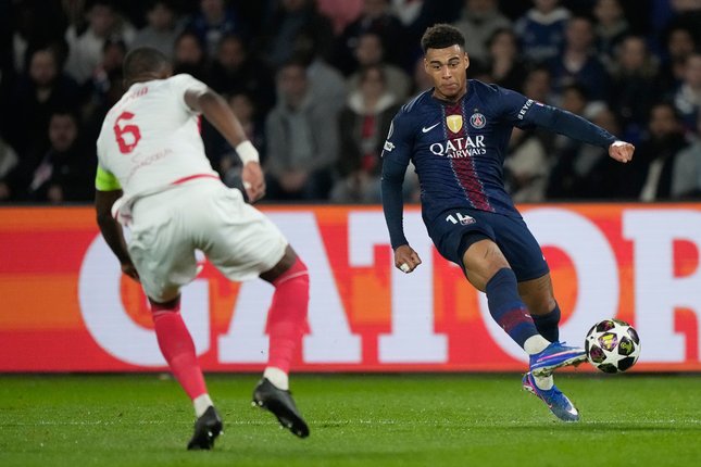 Penyerang PSG, Desire Doue (kanan), di laga lawan AS Monaco di Playoff UCL, Kamis (26/02/2026). (c) AP Photo/Michel Euler