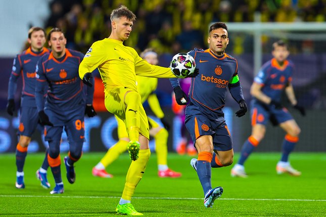 Fredrik Sjovold dan Lautaro Martinez berebut bola dalam laga Liga Champions antara Bodo Glimt vs Inter Milan di Aspmyra Stadion, 19 Februari 2026 (c) Thomas Andersen/NTB Scanpix via AP