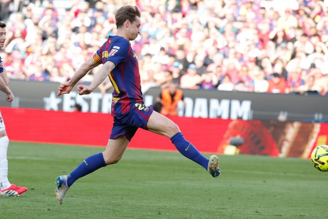 Pemain Barcelona, Frenkie de Jong, mencetak gol dalam pertandingan La Liga melawan Levante di Camp Nou, Minggu (22/2/2026) malam WIB. (c) AP Photo/Joan Monfort