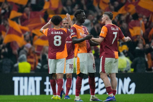 Para pemain Galatasaray merayakan kemenangan atas Juventus di pertandingan leg pertama play-off Liga Champions, Rabu (18/2/2026) dini hari WIB. (c) AP Photo/Khalil Hamra