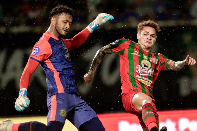 Babak Pertama Persebaya vs Bhayangkara FC