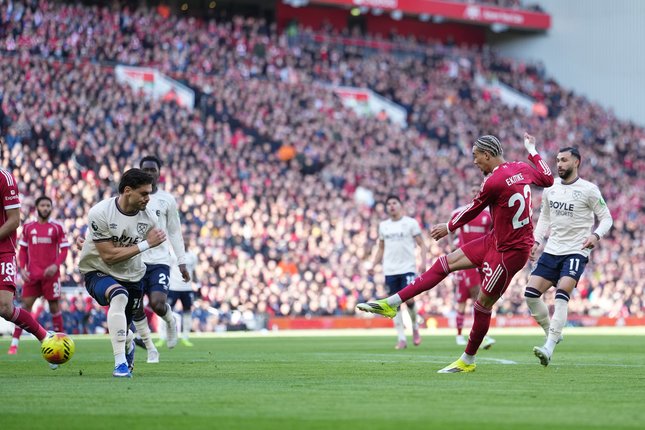 Hugo Ekitike mencetak gol pertama Liverpool ke gawang West Ham, Sabtu (28/02/2026). (c) AP Photo/Jon Super