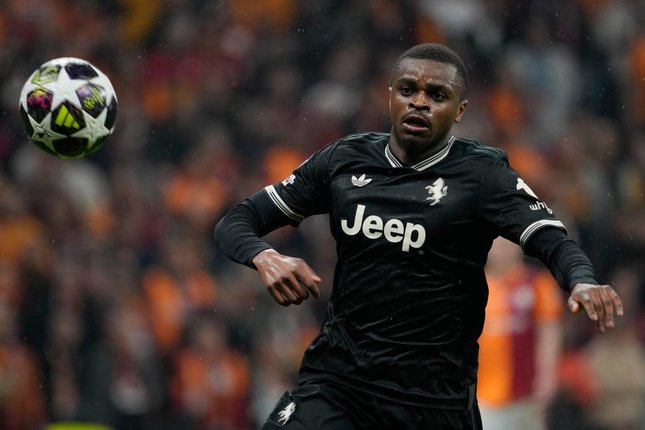 Pemain Juventus, Pierre Kalulu, beraksi dalam pertandingan leg pertama play-off Liga Champions kontra Galatasaray, Rabu (18/2/2026) dini hari WIB. (c) AP Photo/Khalil Hamra