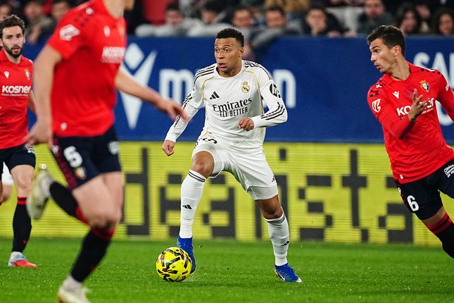 Babak Pertama Aksi Kylian Mbappe menggiring bola dalam laga Liga Spanyol antara Osasuna vs Real Madrid di Estadio El Sadar, 22 Februari 2026 (c) AP Photo/Miguel Oses