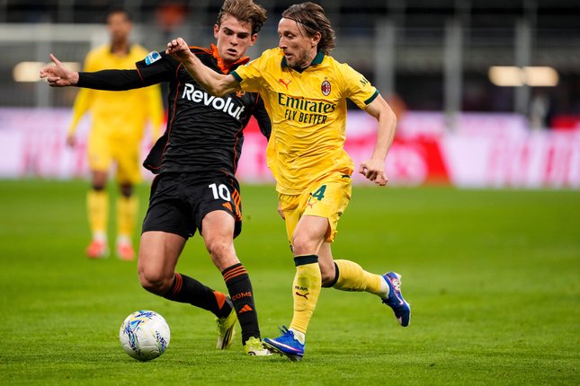 Duel Luka Modric dan Nico Paz dalam laga Serie A antara AC Milan vs Como, Kamis (19/2/2026). (c) La Presse via AP Photo/Fabio Ferrari