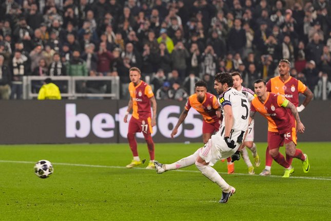 Manuel Locatelli mengeksekusi penalti di laga Juventus vs Galatasaray di UCL, Kamis (26/02/2026). (c) Fabio Ferrari/LaPresse via AP Photo