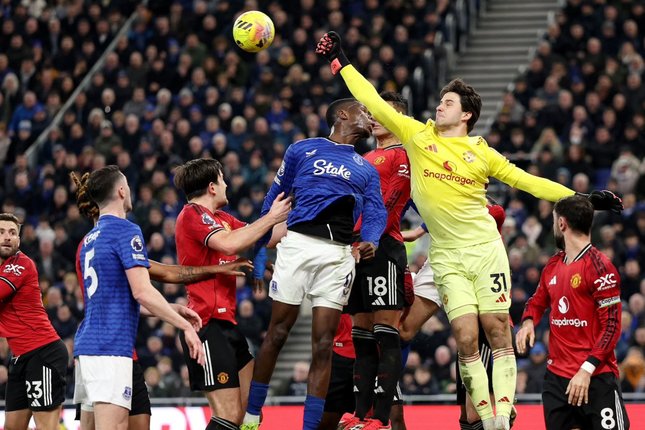 Kiper Manchester United, Senne Lammens mencoba menepis sepak pojok Everton Selasa (24/2/2026) (c) MUFC Official