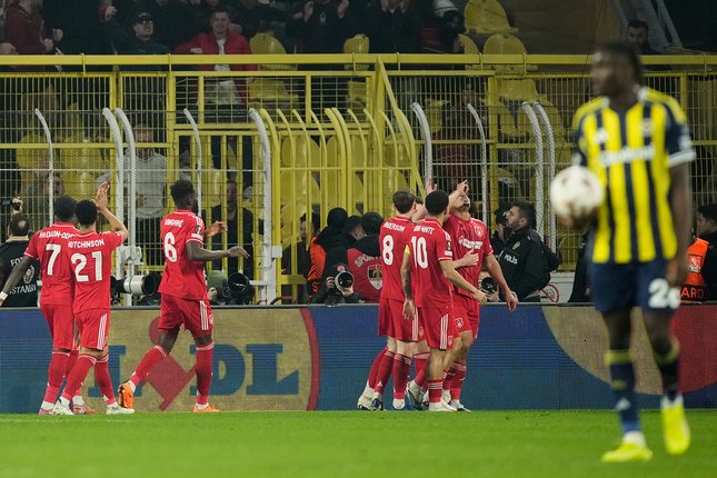Pemain Nottingham Forest merayakan gol ke gawang Fenerbahce di leg pertama playoff Liga Europa, 20 Februari 2026 di Istanbul. (c) AP Photo/Emrah Gurel