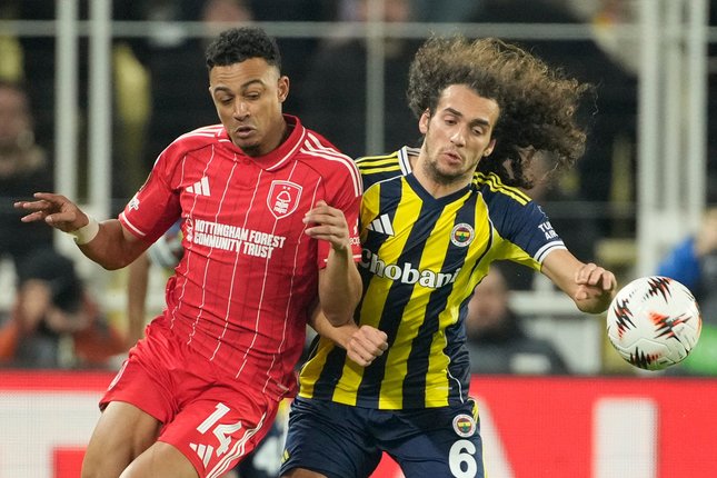 Head to Head Nottm Forest vs Fenerbahce Dan Ndoye (kiri) berebut bola dengan pemain Fenerbahce Matteo Guendouzi pada laga leg pertama play-off Liga Europa antara Fenerbahce vs Nottm Forest, Kamis, 19 Februari 2026 (c) AP Photo/Emrah Gurel