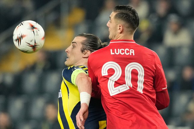 Lorenzo Lucca (kanan) berebut bola dengan pemain Fenerbahce Caglar Soyuncu pada laga leg pertama play-off Liga Europa antara Fenerbahce vs Nottm Forest, Kamis, 19 Februari 2026 (c) AP Photo/Emrah Gurel