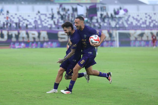 Selebrasi pemain Persita Tangerang dalam laga melawan PSBS Biak di BRI Super League 2025/2026. (c) Bola.net/M Iqbal Ichsan