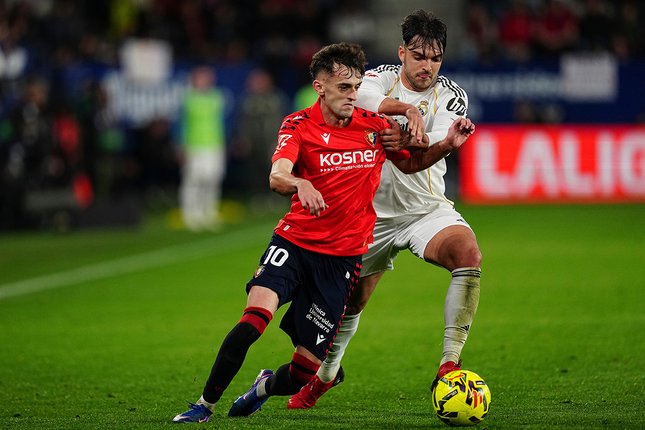 Babak Kedua Raul Asencio mengawal ketat Aimar Oroz dalam laga Liga Spanyol antara Osasuna vs Real Madrid di Estadio El Sadar, 22 Februari 2026 (c) AP Photo/Miguel Oses