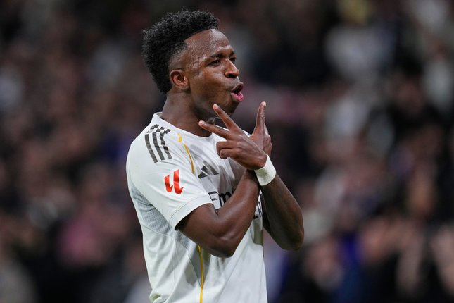Selebrasi Vinicius Junior setelah mencetak gol kedua timnya dari titik penalti dalam laga Liga Spanyol antara Real Madrid vs Real Sociedad di Santiago Bernabeu, 15 Februari 2026 (c) AP Photo/Manu Fernandez