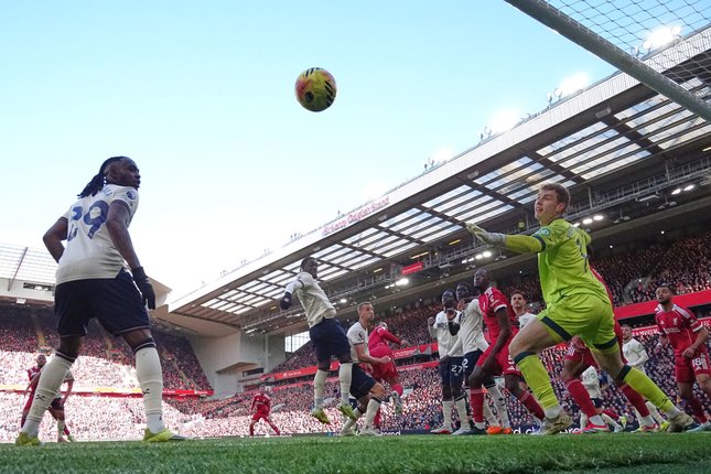 Momen saat Virgil van Dijk mencetak gol di laga Liverpool vs West Ham, Sabtu (28/02/2026). (c) AP Photo/Jon Super