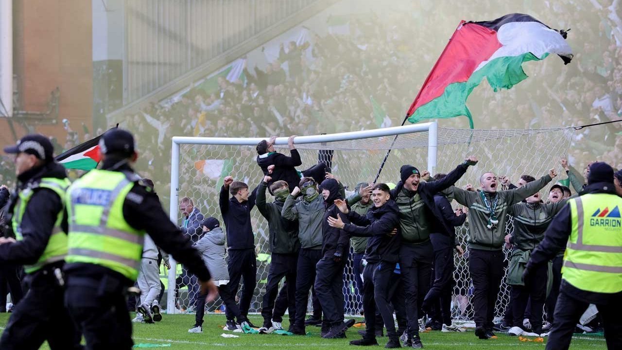 Derby Old Firm Berujung Chaos: Suporter Rangers dan Celtic Serbu Lapangan Usai Drama Adu Penalti Derby Old Firm Berujung Chaos: Suporter Rangers dan Celtic Serbu Lapangan Usai Drama Adu Penalti