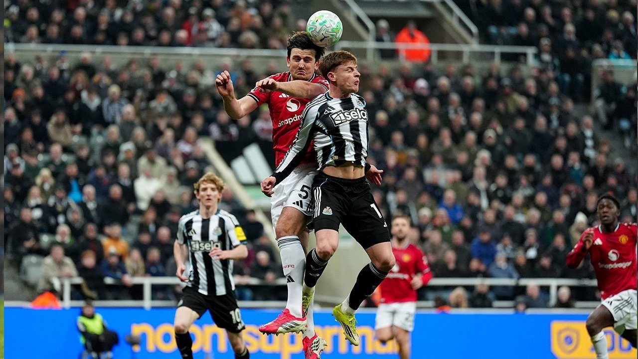 Meski Kalah dari Newcastle, Michael Carrick Ingatkan MU Masih di Peringkat 3 Besar