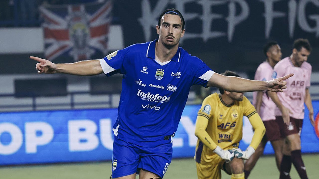 Persib Bandung Hajar Persik 3-0: Bojan Hodak Tersenyum, Andrew Jung Tajam, Clean Sheet, dan Puncak Klasemen yang Dingin