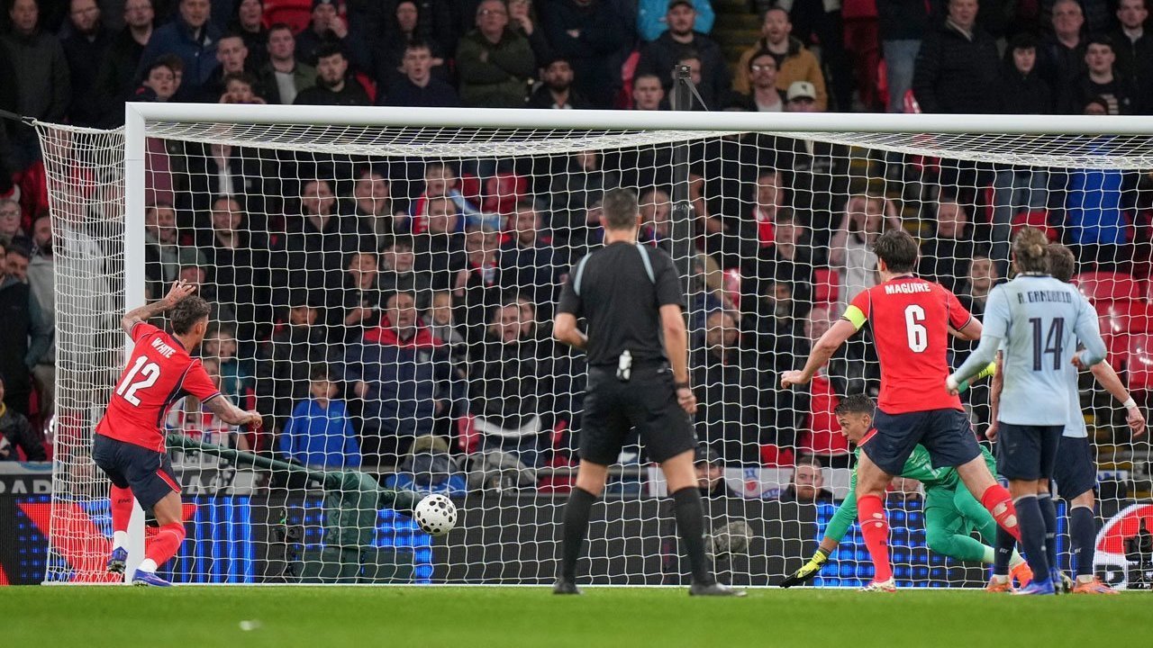 Comeback Kontroversial Ben White di Timnas Inggris: Disambut Cemooh, Cetak Gol, Lalu Buat Blunder