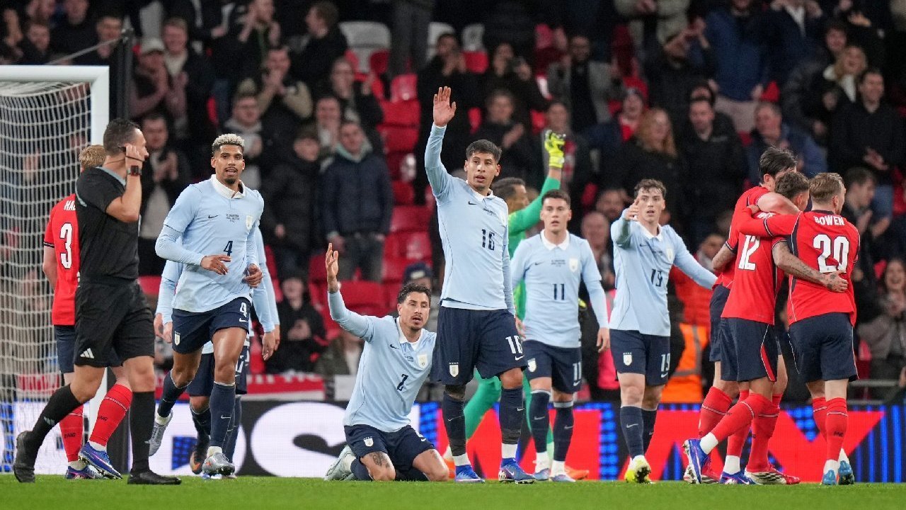 Dua Kartu Kuning Tanpa Kartu Merah? Insiden Manuel Ugarte Bikin Bingung di Wembley Dua Kartu Kuning Tanpa Kartu Merah? Insiden Manuel Ugarte Bikin Bingung di Wembley