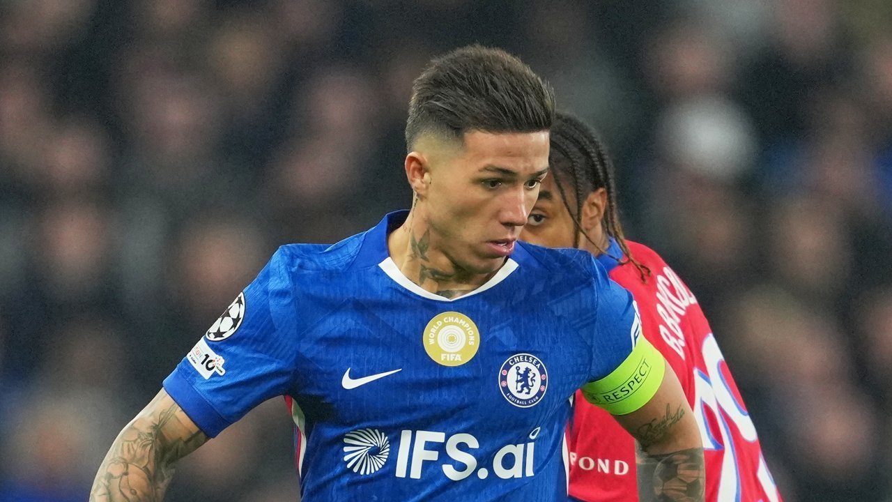 Enzo Fernandez Ragu Bertahan di Chelsea Musim Depan Usai Disingkirkan PSG