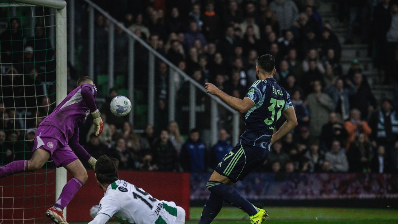 Maarten Paes Starter, Ajax Kalah Telak dari Groningen