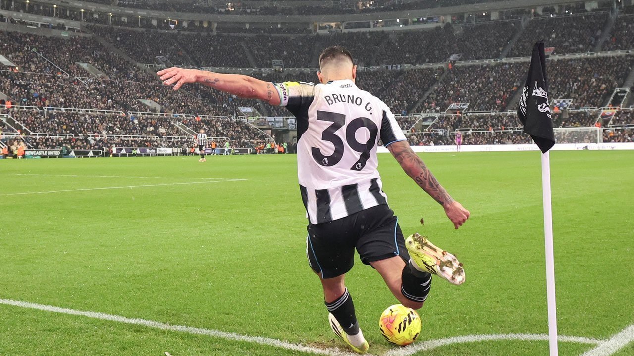 Fabrizio Romano Spill Calon Gelandang Bertahan Baru Manchester United: Sudah Ketemuan Sama Agen!