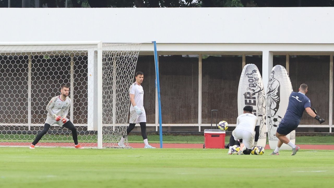 John Herdman Bongkar Alasan Panggil 4 Kiper Timnas Indonesia, Ternyata Ada Misi Rahasia untuk Piala AFF! John Herdman Bongkar Alasan Panggil 4 Kiper Timnas Indonesia, Ternyata Ada Misi Rahasia untuk Piala AFF!