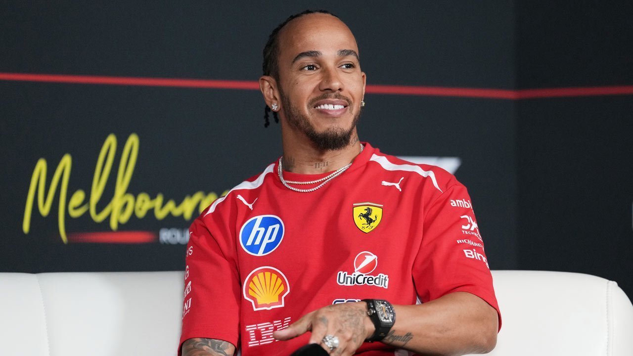 Lewis Hamilton Optimistis Ferrari Bisa Picu Duel Sengit dengan Mercedes di Formula 1 2026