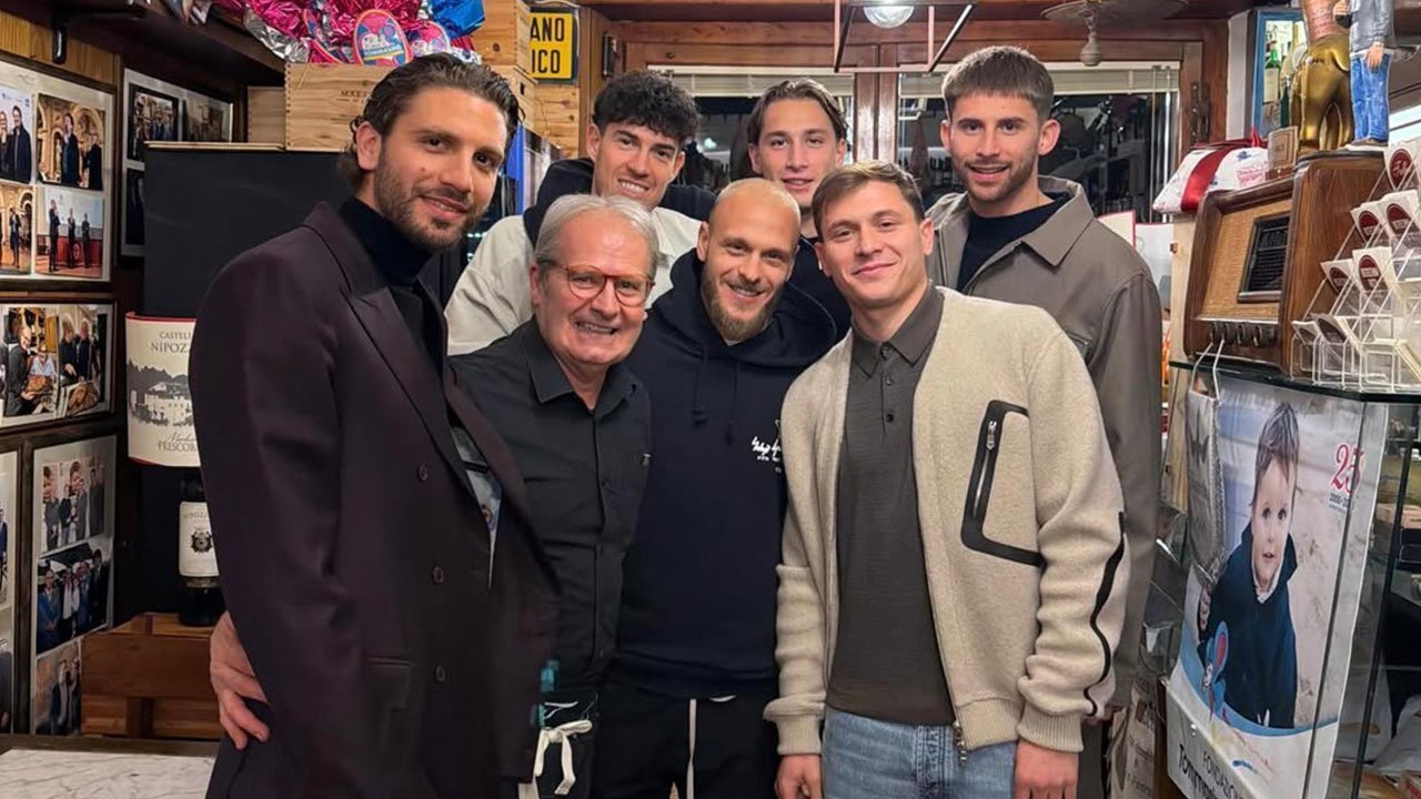 Manuel Locatelli Dirujak Fans Juventus Usai 'Nongkrong' Bareng Pemain Inter Milan Manuel Locatelli Dirujak Fans Juventus Usai 'Nongkrong' Bareng Pemain Inter Milan