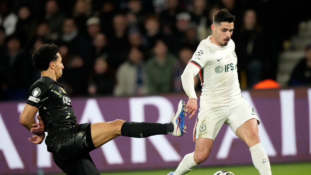 Insiden PSG vs Chelsea: Pedro Neto Kesal, Dorong Anak Gawang hingga Terjungkal!