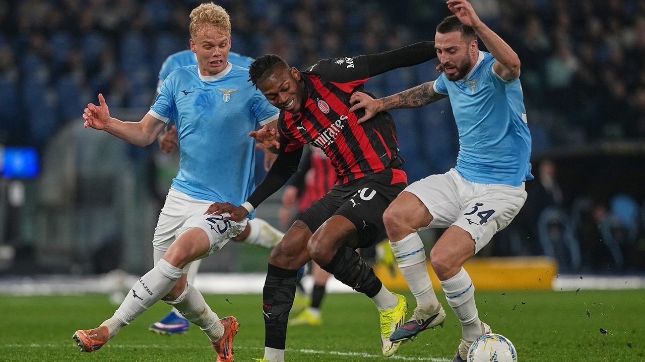 Rapor Pemain AC Milan Usai Dijegal Lazio: Estupinan From Hero to Zero, Rafael Leao Lagi Nggak Mood, Pavlovic Tangguh
