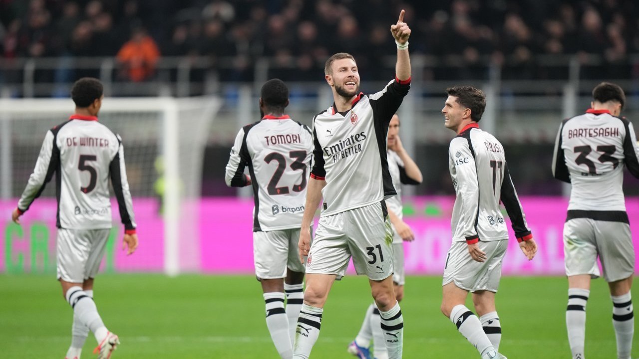 Strahinja Pavlovic Cetak Gol Spektakuler ke Gawang Torino, Bos AC Milan: Gak Kaget Tuh!