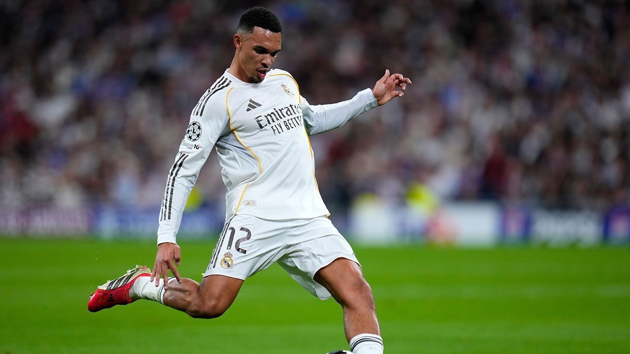 Rapor Merah Trent Alexander-Arnold: Main Buruk, Diganti Cepat, Disoraki Suporter