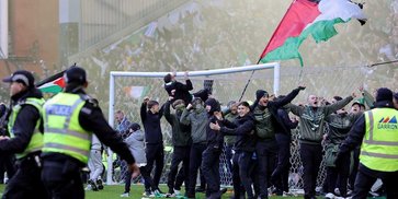 Derby Old Firm Berujung Chaos: Suporter Rangers dan Celtic Serbu Lapangan Usai Drama Adu Penalti
