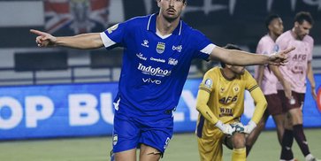 Persib Bandung Hajar Persik 3-0: Bojan Hodak Tersenyum, Andrew Jung Tajam, Clean Sheet, dan Puncak Klasemen yang Dingin