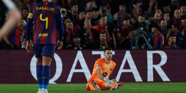 Barcelona vs Newcastle: Joan Garcia Tiba-Tiba Tumbang, Bakal Absen Berapa Lama?