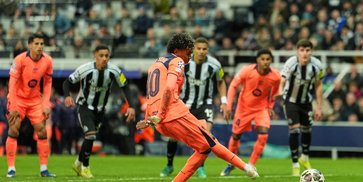 Rekap Hasil Liga Champions Tadi Malam: Liverpool Tumbang, Barcelona Selamat di Menit Akhir