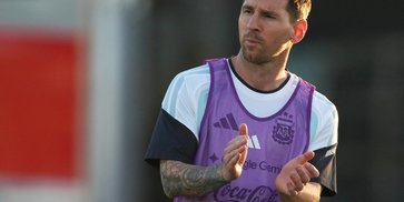 Scaloni Pastikan Lionel Messi Starter Lawan Zambia, Dekati Rekor 200 Caps! Scaloni Pastikan Lionel Messi Starter Lawan Zambia, Dekati Rekor 200 Caps!