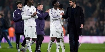 Kontroversi di Vitality Stadium: MU Dirugikan, Carrick Geram Sebut Keputusan Wasit Membingungkan Kontroversi di Vitality Stadium: MU Dirugikan, Carrick Geram Sebut Keputusan Wasit Membingungkan