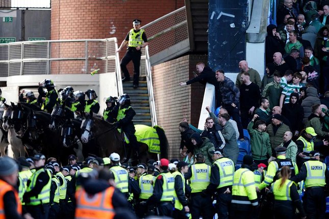 Kericuhan Pecah Setelah Peluit Akhir Polisi turun tangan setelah terjadi invasi lapangan usai laga perempat final Scottish Cup antara Rangers FC dan Celtic FC, Minggu (8/3/2026) (c) Steve Welsh/PA via AP